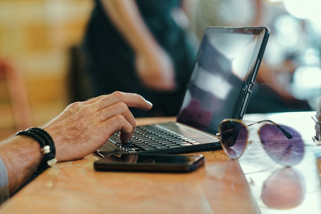 L'impact des solutions sur mesure en IA dans le monde des affaires